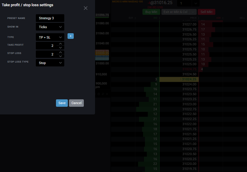 Operador haciendo clic derecho en un precio por debajo del mercado en el DOM de Tradovate para completar el stop-loss de la OCO