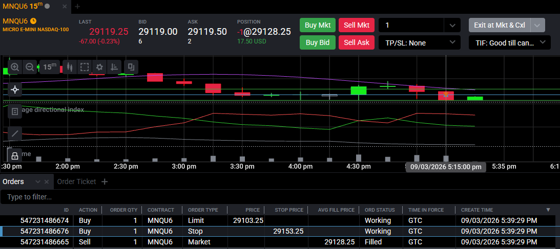 Panneau Orders de Tradovate affichant un ordre trailing stop actif qui suit le marché